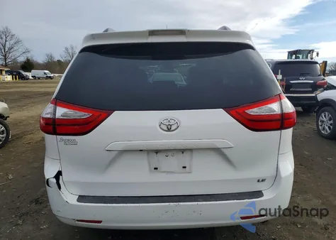 2018 Toyota Sienna Le z USA, uszkodzony, nr VIN 5TDKZ3DC7JS935292